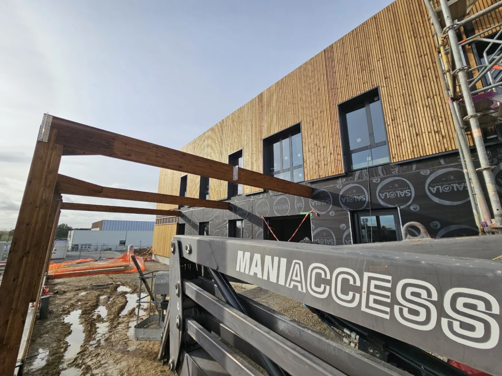 photo d'un bâtiment industriels avec pergolas et bardage en cours de réalisation