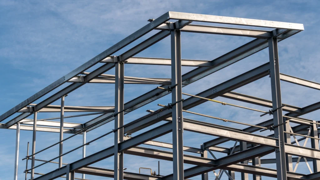 construction d'une charpente métallique pour les bâtiments industriels et centres commerciaux