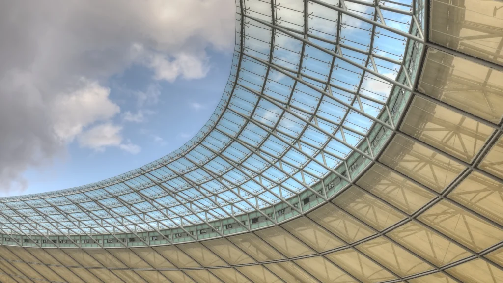 photo d'une charpente métallique, espace ouvert gymnase.