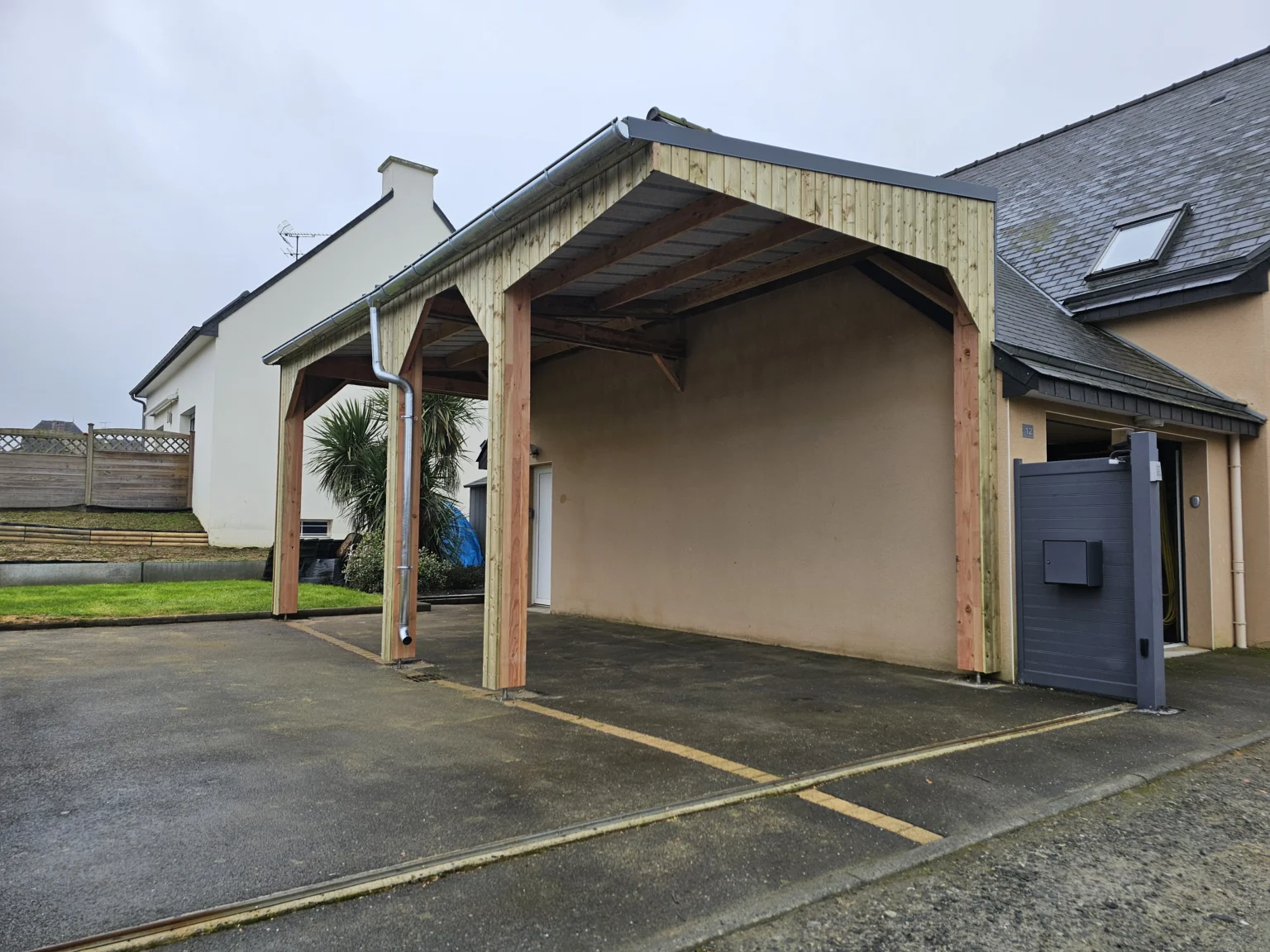 photo d'un carport en bois devant une maison