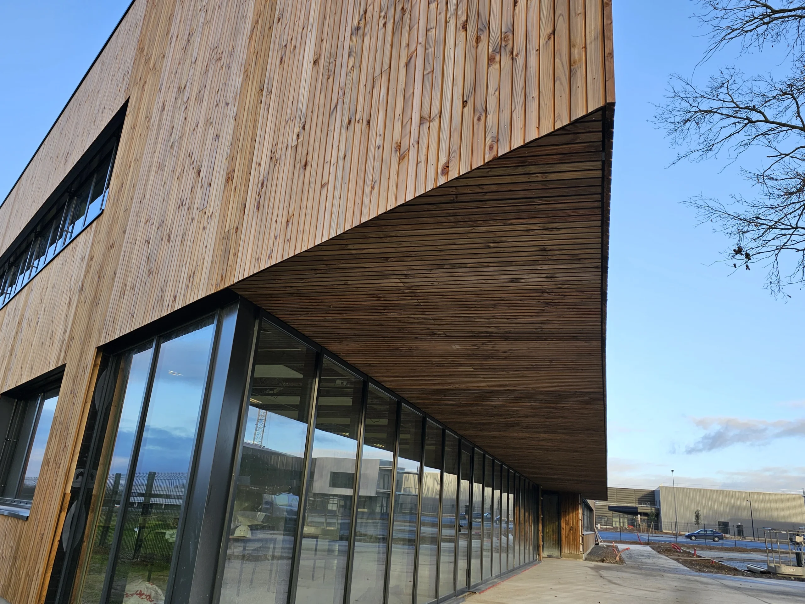photo d'un bâtiment avec façade en bois