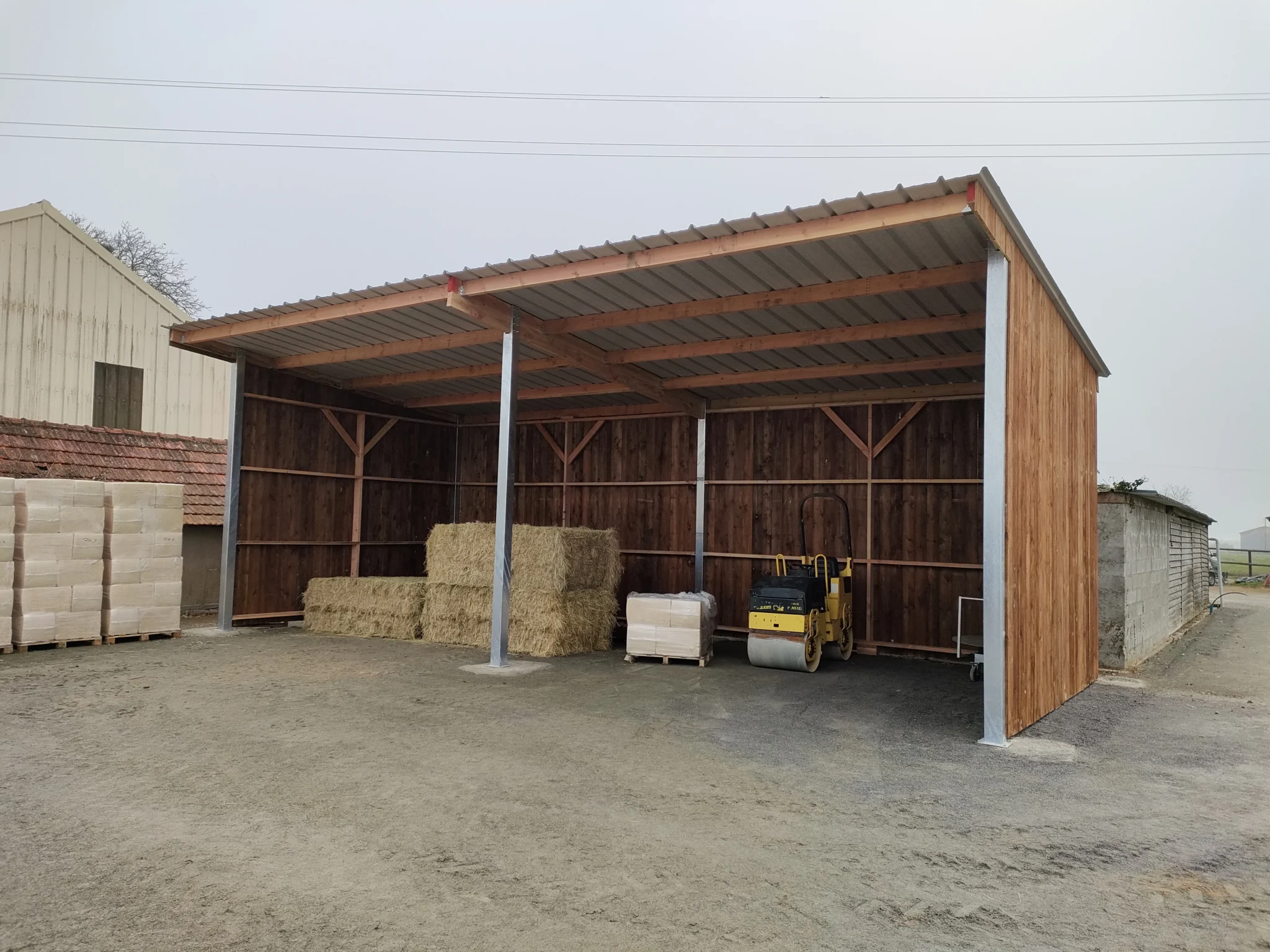 photo d'un bâtiment - abri agricole avec quelques botte de foin